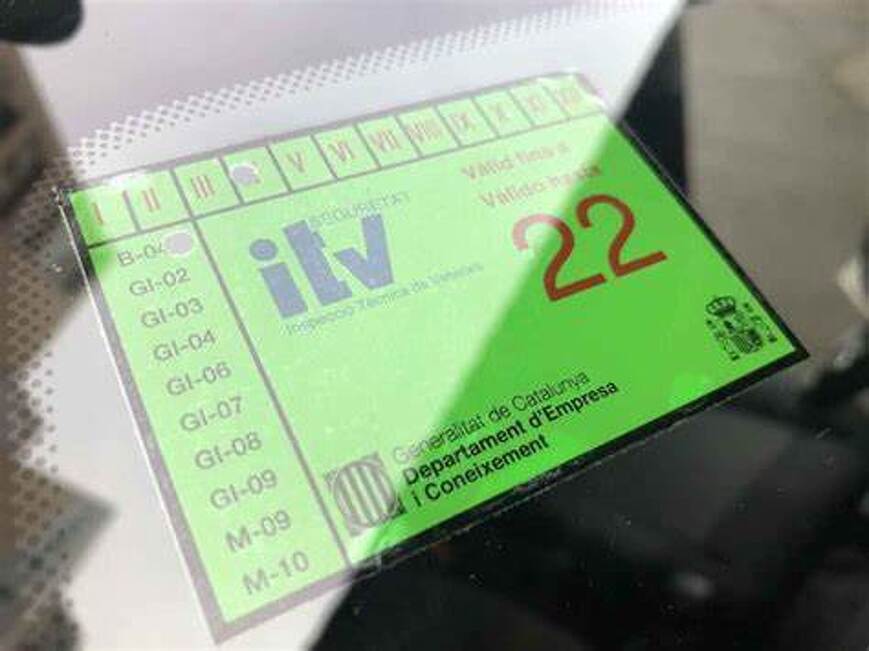 ¿Es obligatorio poner la pegatina de la ITV en el coche? Descúbrelo aquí